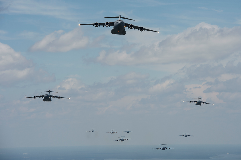 Illustration for article titled Una formación inusual: nueve enormes C-17 Globemaster en pleno vuelo